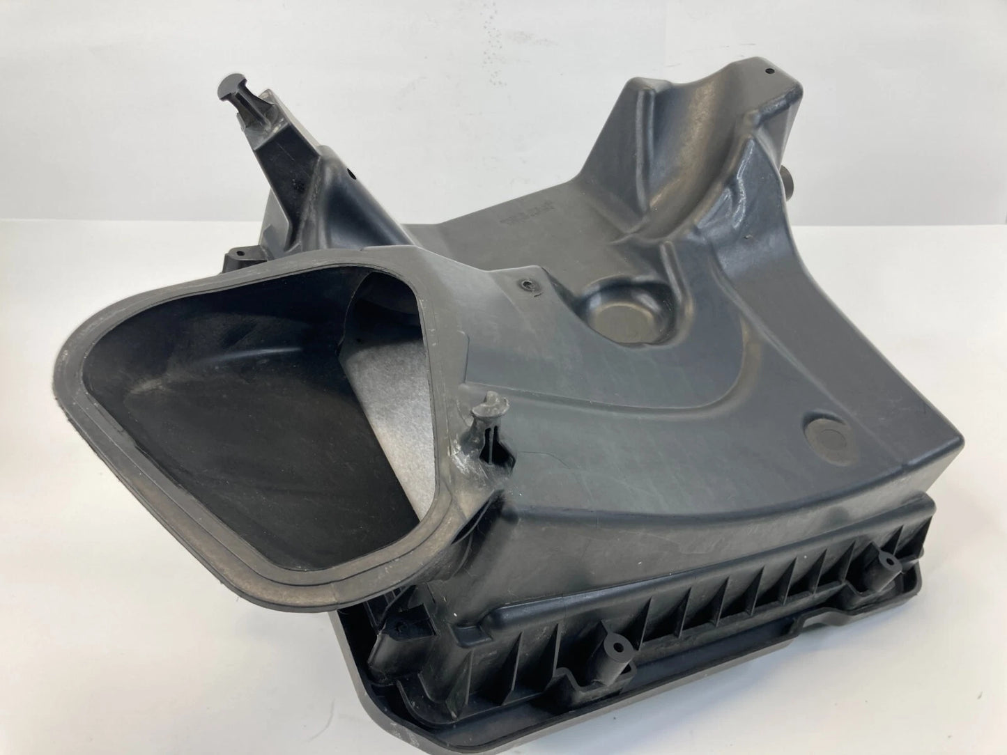 2014-2017 BUICK REGAL 2.0L AIR INTAKE CLEANER BOX ASSEMBLY FRONT OEM 20787043