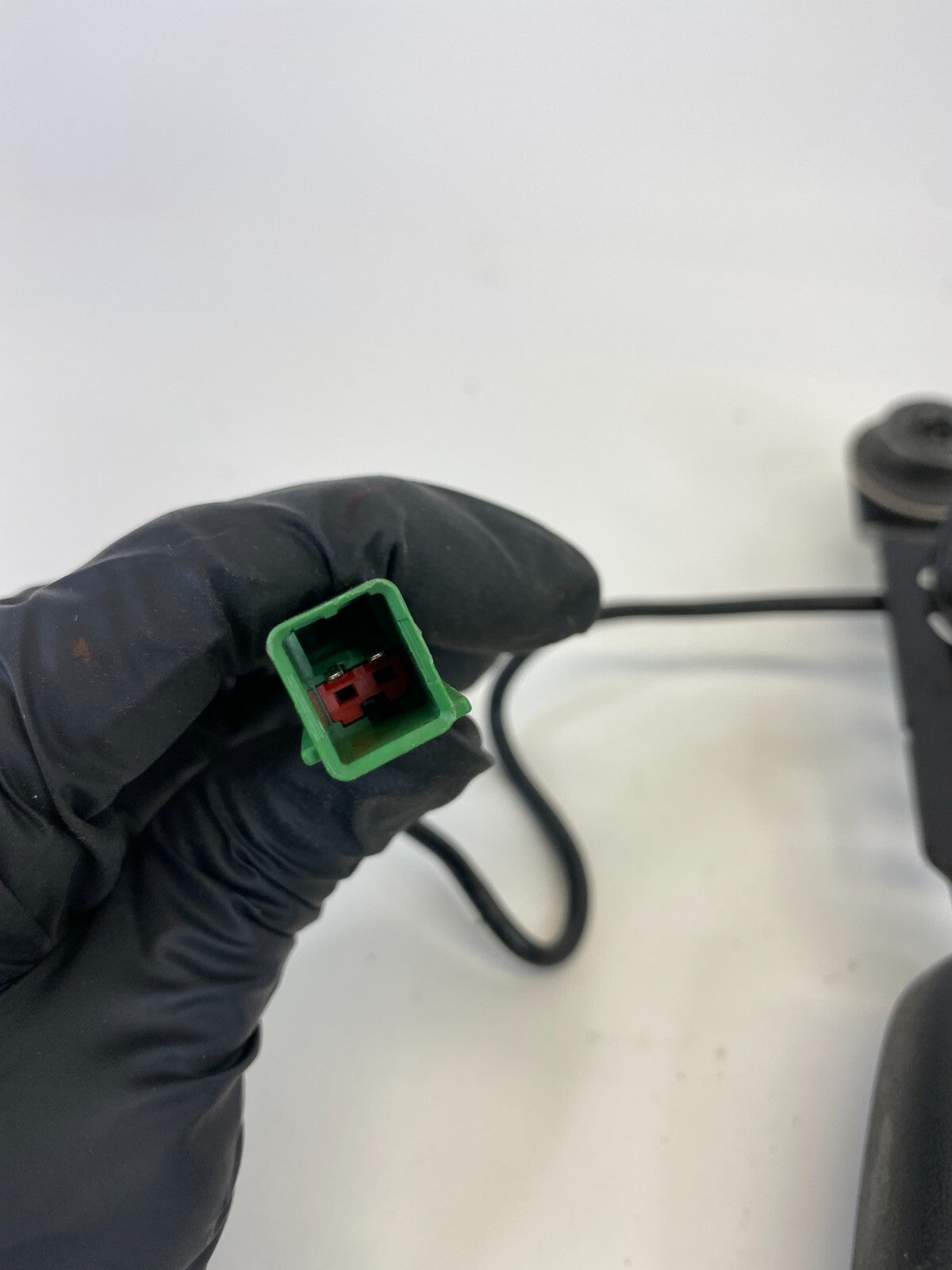 2000-2004 Volvo S40 Front Right Passenger Side Seat Belt Buckle Reciver Assy OEM