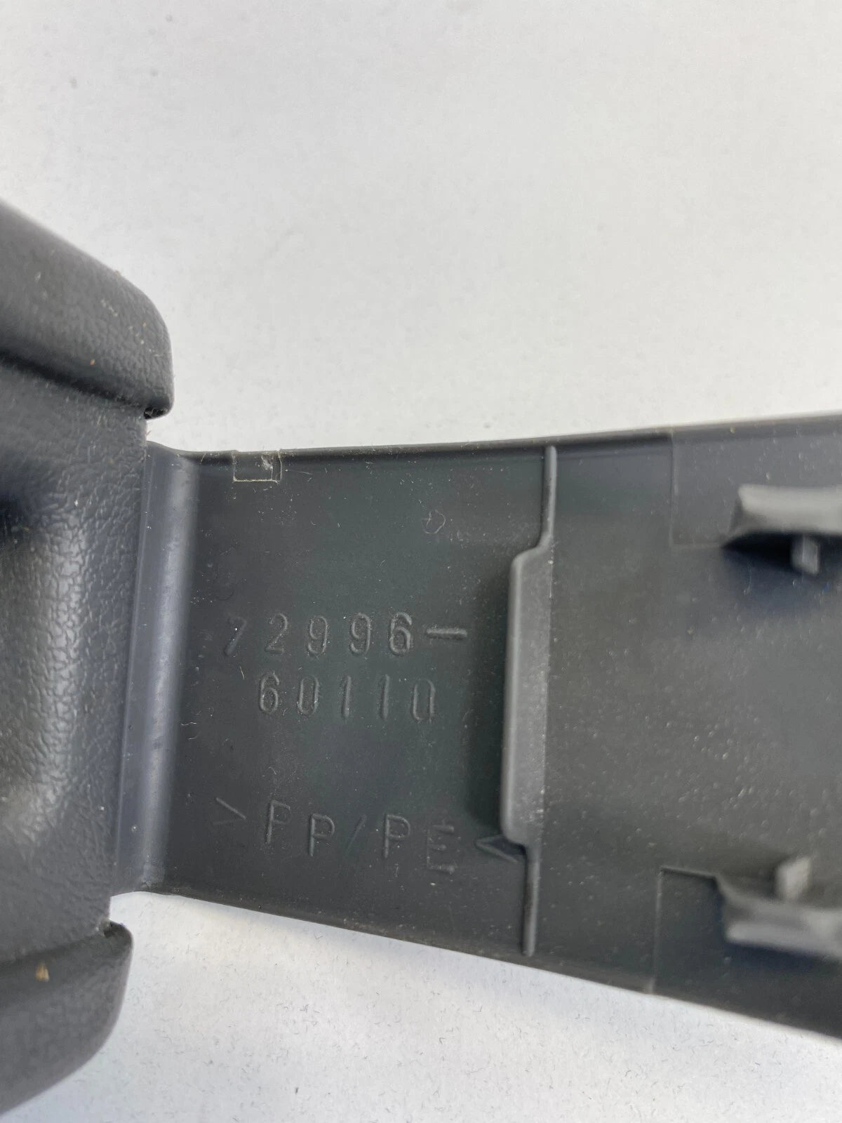 2004-2009 TOYOTA PRIUS CENTER REAR SEAT BACK CHILD ANCHOR COVER TRIM 72996-60110