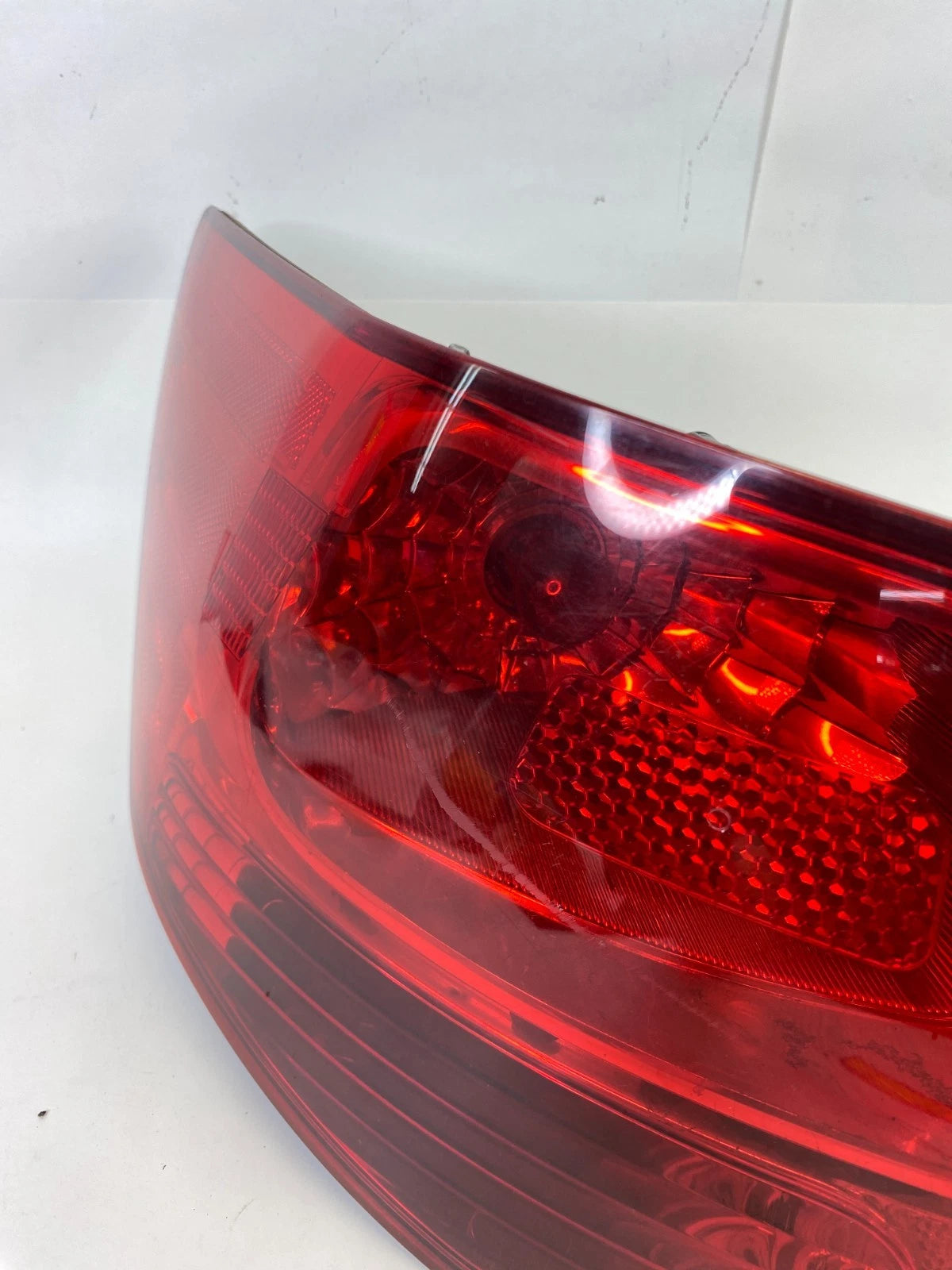 2010-2013 KIA FORTE SEDAN REAR LEFT DRIVER QUARTER PANEL MOUNTED TAILLIGHT LIGHT