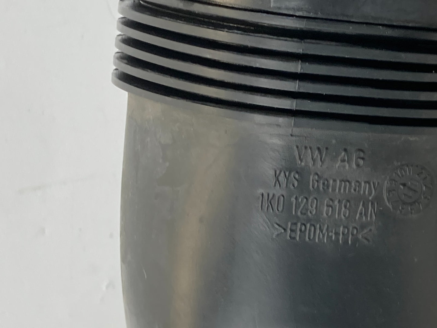 2009-2017 VW CC 2.0L L4 Air Intake Box Filter Cleaner Duct Assembly 1K0129607AG