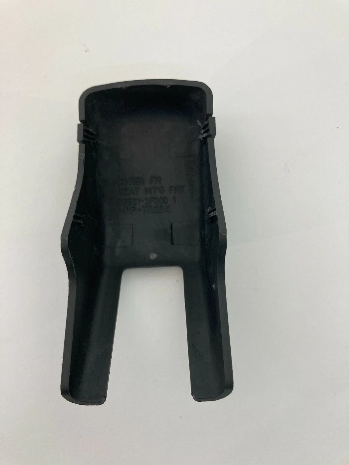 04-06 KIA AMANTI SEDAN FRONT RIGHT SIDE TRACK END COVER PANEL 88561-3F000 OEM