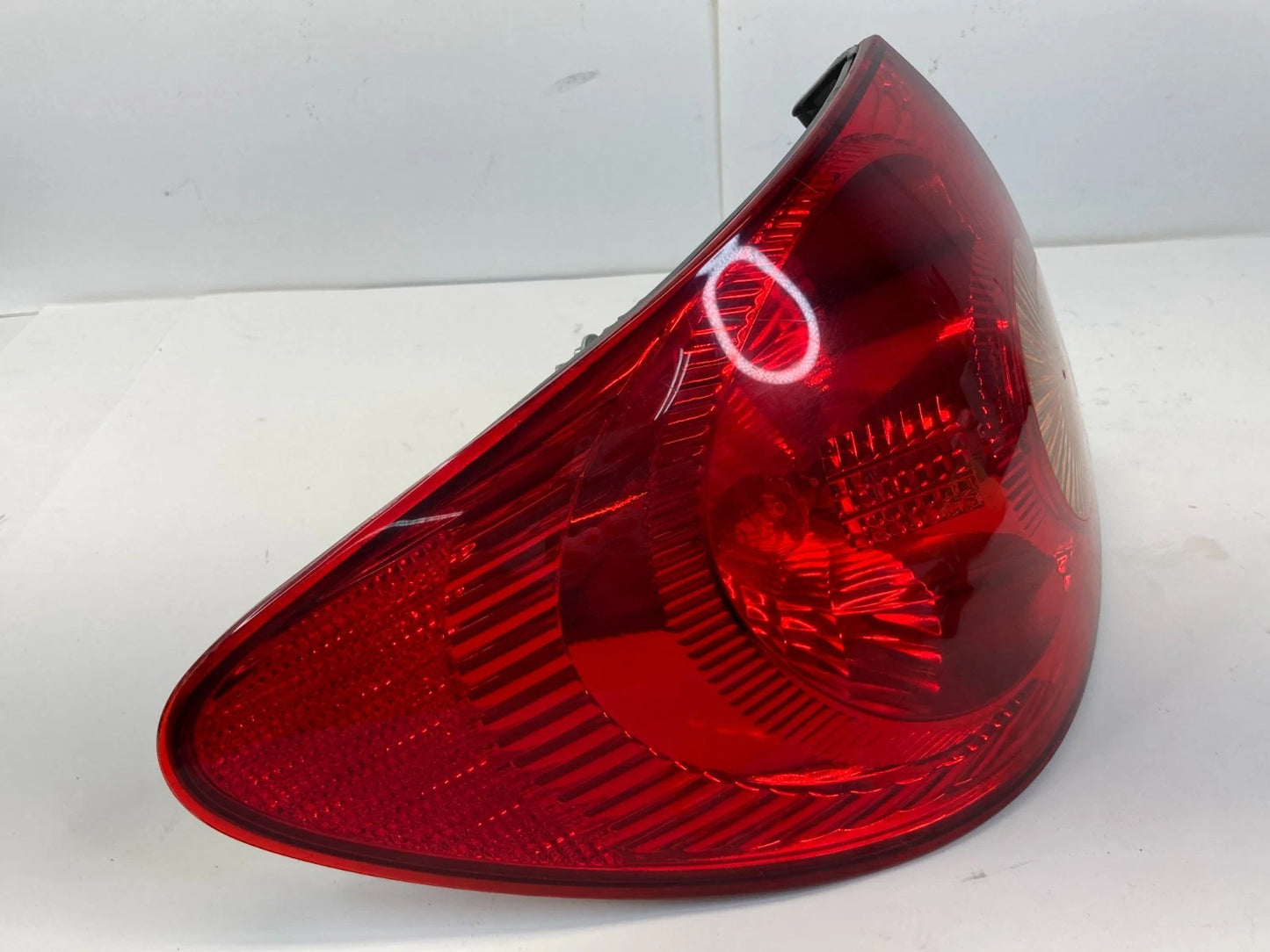 2005-2008 TOYOTA COROLLA REAR LEFT DRIVER SIDE OUTER TAILLIGHT LAMP ASSEMBLY OEM