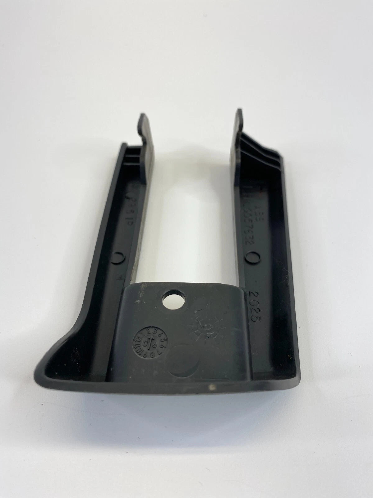 2005-2011 CADILLAC STS FRONT LEFT DRIVER SEAT TRACK END COVER L0057632 OEM