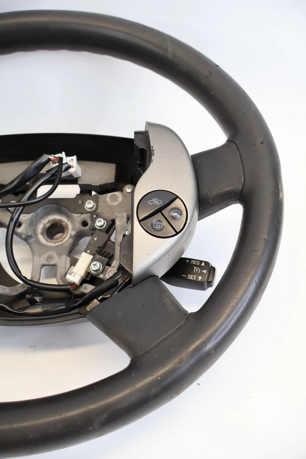 2004-2009 TOYOTA PRIUS STEERING WHEEL W/ AUDIO & CRUISE CONTROL SWITCHES