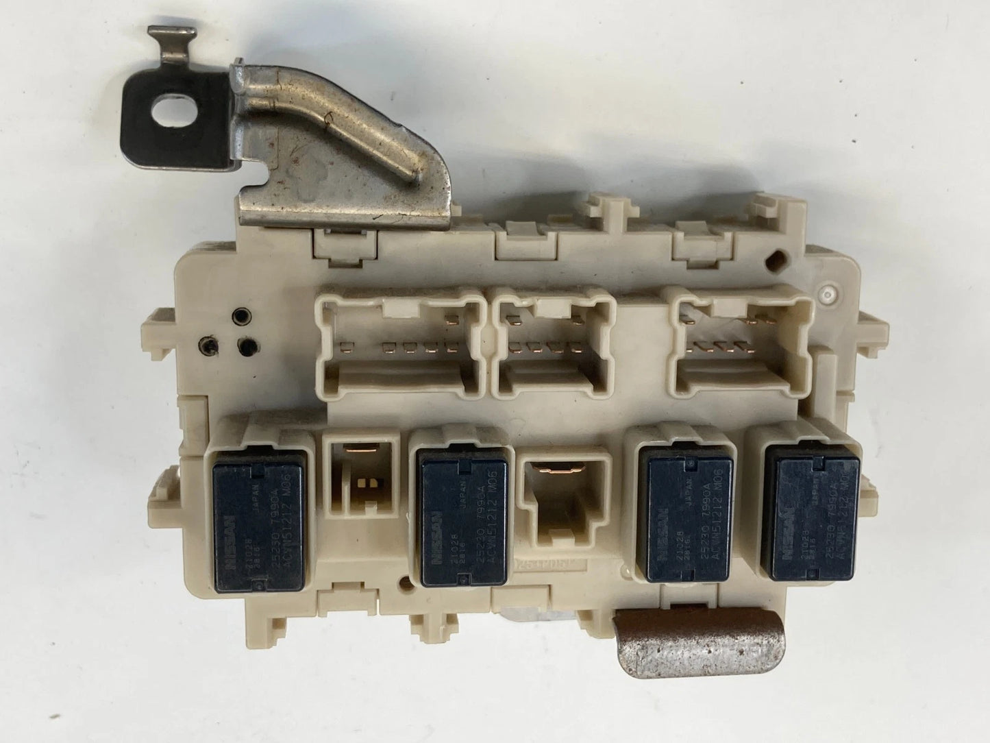 2010-2013 NISSAN ALTIMA 2.5L AT INTERIOR UNDER DASH JUNCTION FUSE RELAY BOX