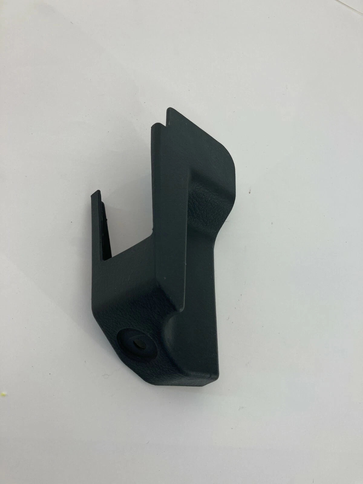 2003 2004 KIA SORENTO FRONT RIGHT PASSENGER SEAT TRACK END COVER 88562-3E120 OEM