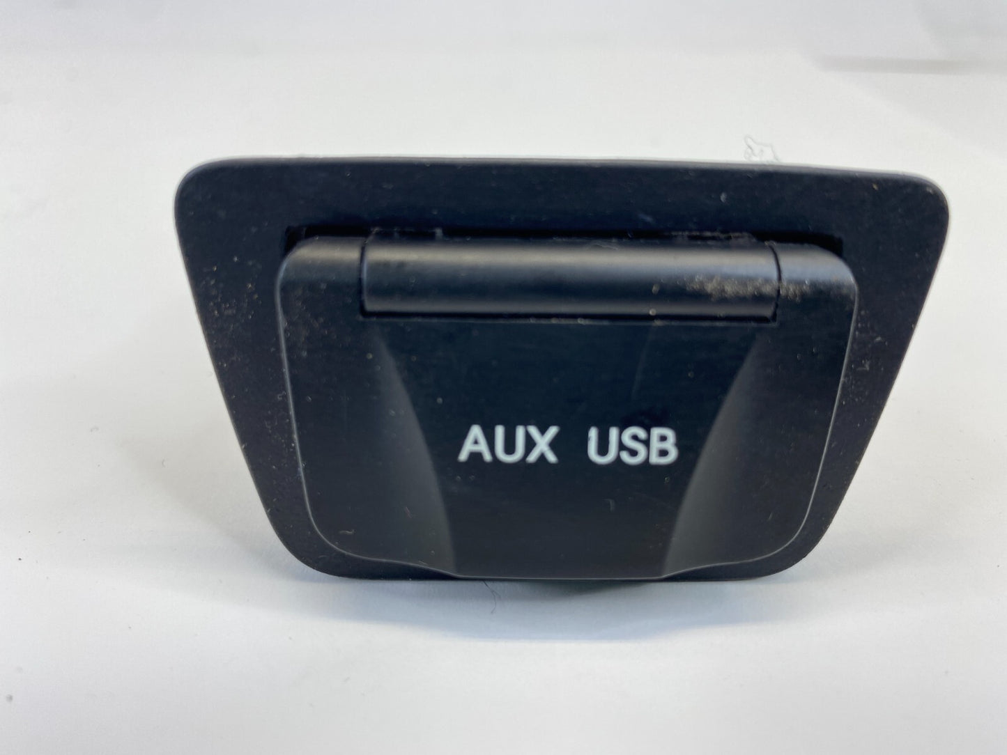 13-15 Hyundai Santa Fe Sport USB AUX Auxiliary Jack Socket Port 96121-2W500 OEM