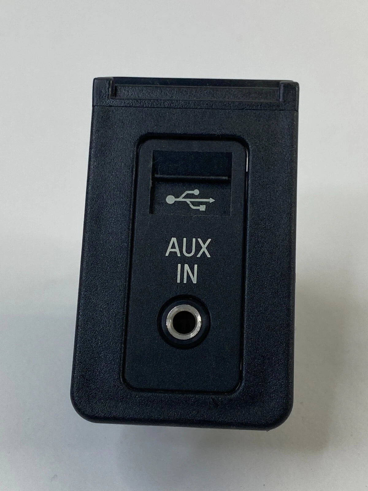 2008 BMW 5-SERIES 550I USB SOCKET AUX INPUT RECEIVER CENTER CONSOLE 61319138402