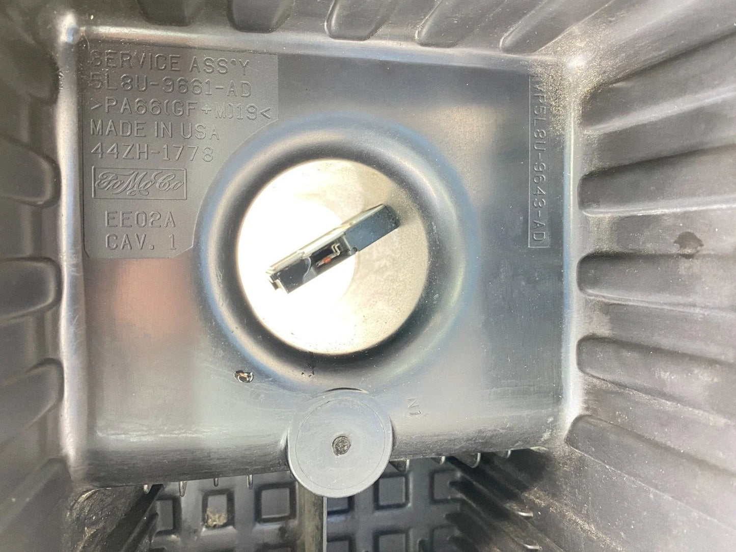 05-07 FORD ESCAPE 2.3L AUTO UPPER AIR CLEANER BOX W MASS AIR SENSOR 5L8U9661AD