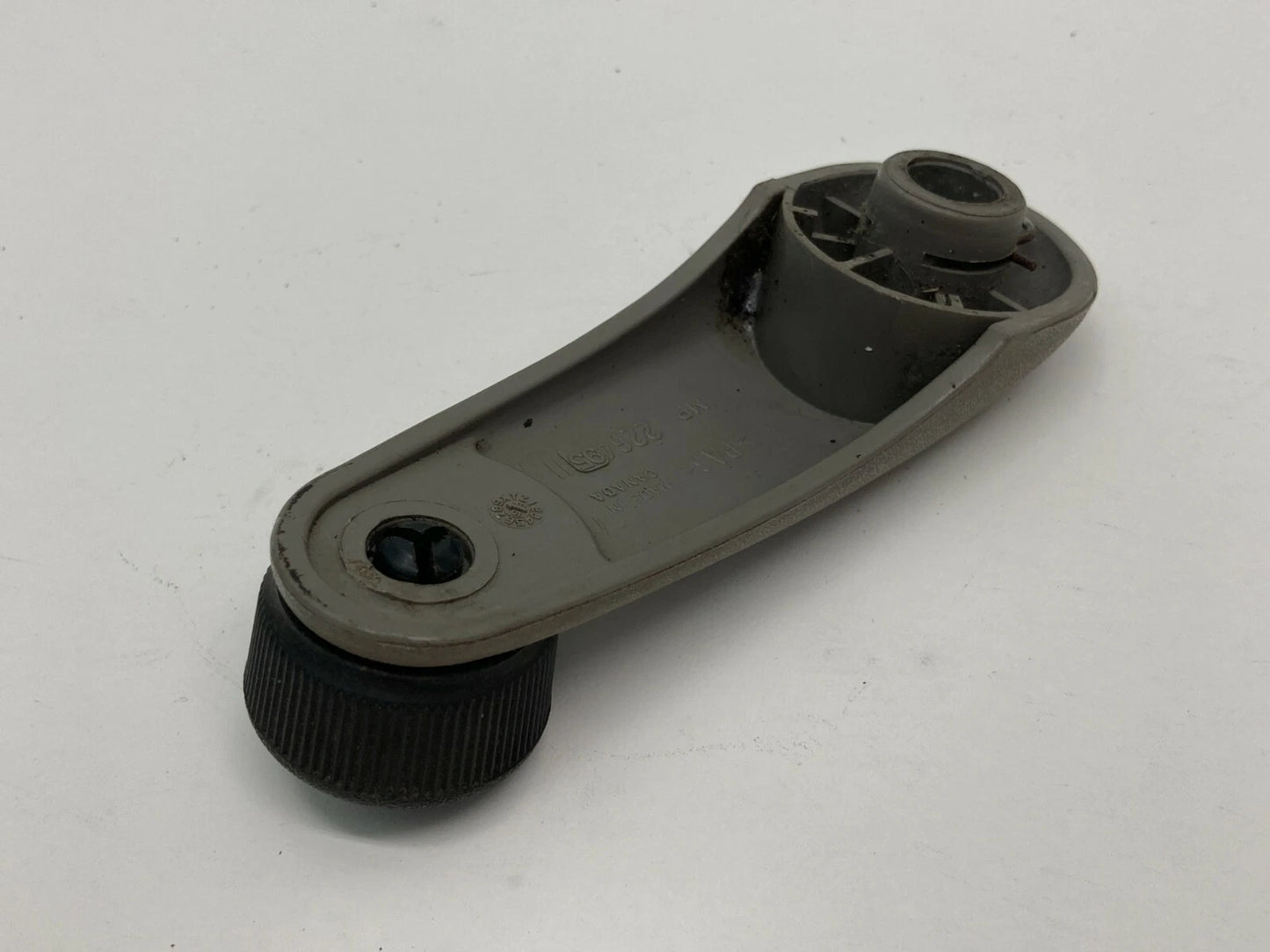 98 99 CHEVROLET MALIBU REAR RIGHT DOOR WINDOW MANUAL CRANK HANDLE OEM 22649511