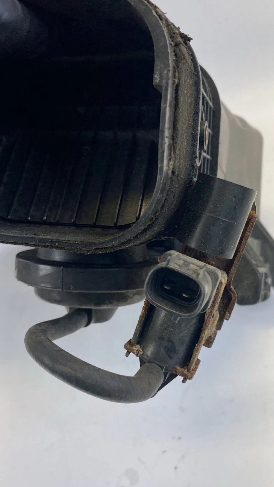 2005 2006 TOYOTA SIENNA 3.3L ONLY LOWER AIR INTAKE CLEANER BOX HOUSING COVER OEM
