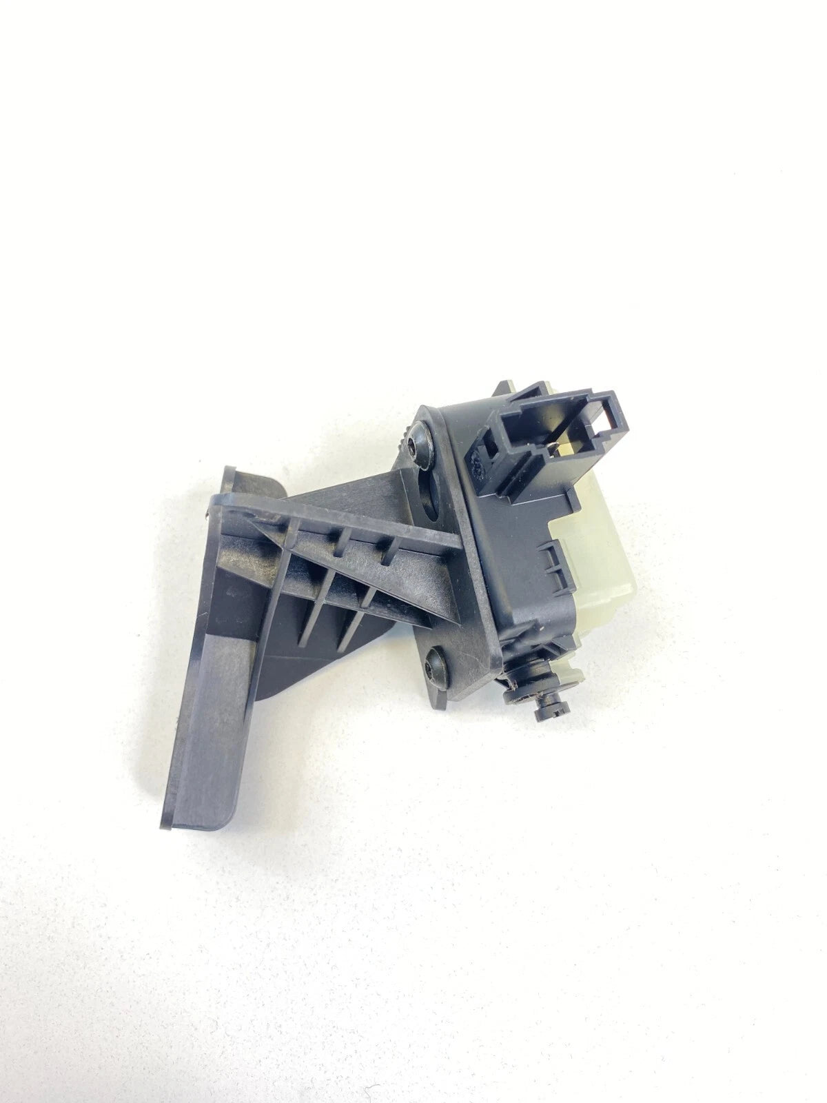 2004-2006 MERCEDES-BENZ E500 04 05 E320 FUEL FILLER DOOR LOCK ACTUATOR BRACKET
