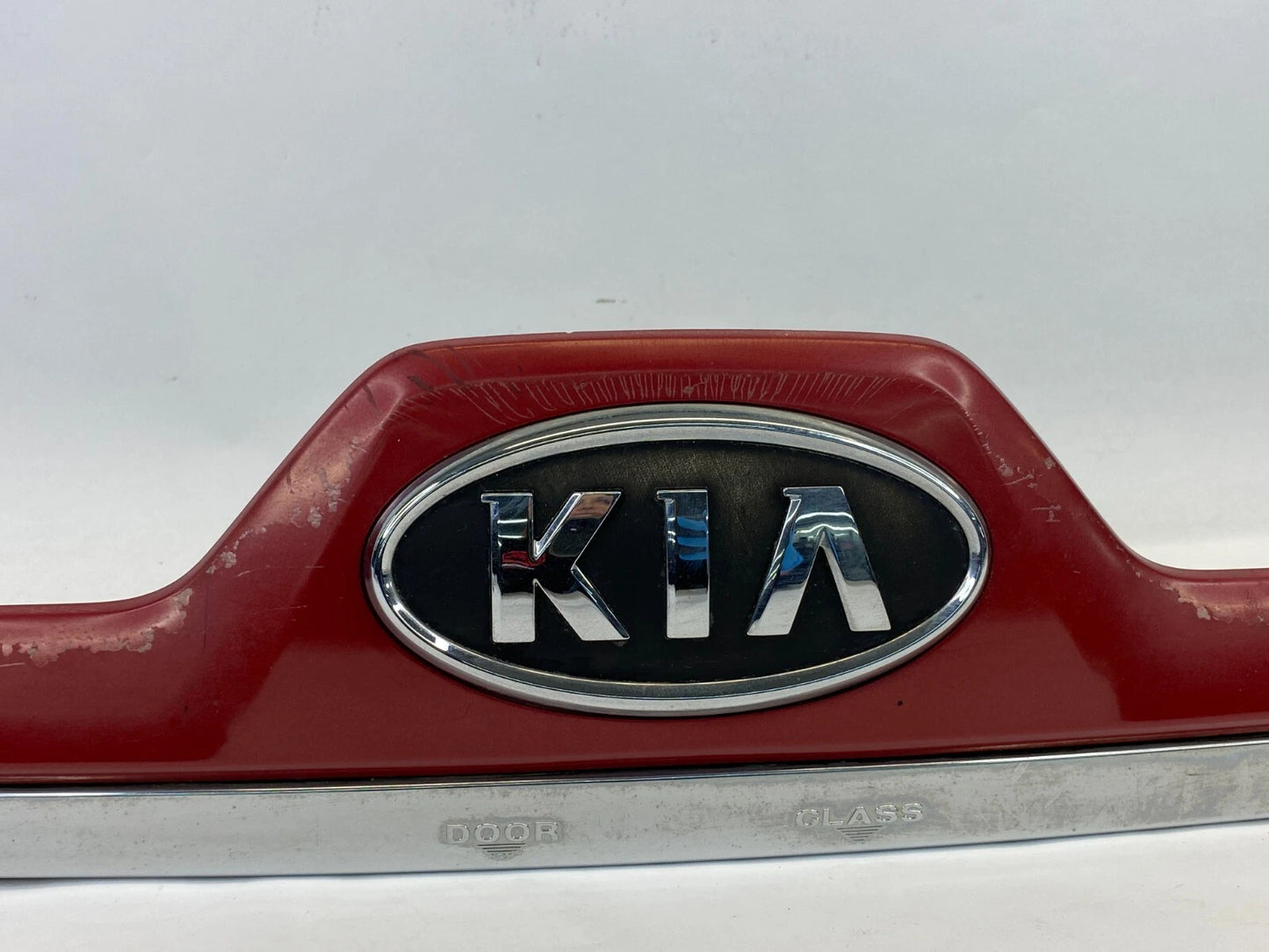 07-09 KIA SPORTAGE REAR TAILGATE LIFTGATE LICENSE MOLDING W/ EMBLEM & LAMP OEM