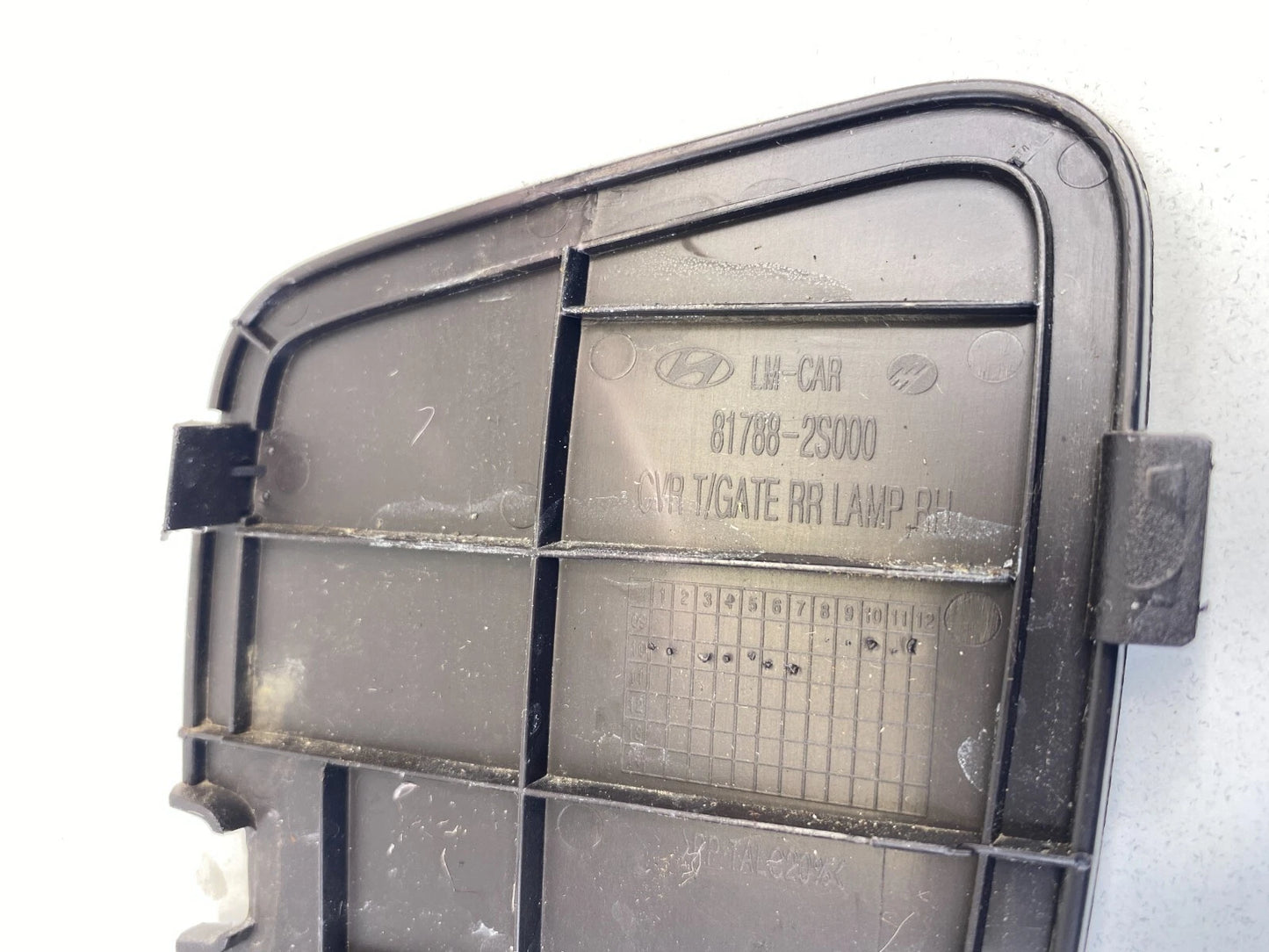 2010-2015 HYUNDAI TUCSON REAR RIGHT TAILGATE LAMP ACCESS COVER CAP 81788-2S000