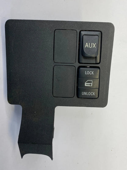 2007-2011 TOYOTA YARIS HATCHBACK CONSOLE DOOR LOCK SWITCH & AUX CONNECTOR PANEL