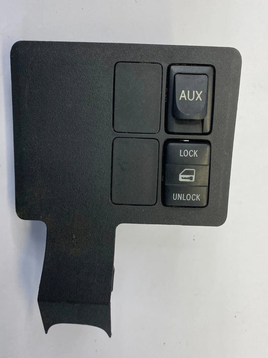 2007-2011 TOYOTA YARIS HATCHBACK CONSOLE DOOR LOCK SWITCH & AUX CONNECTOR PANEL