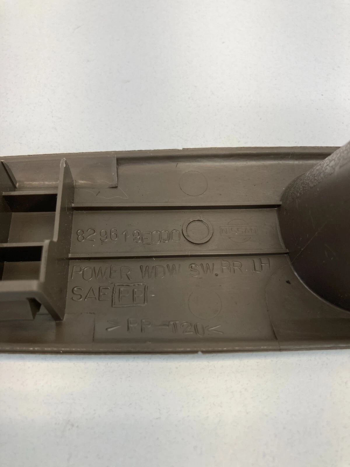98-01 NISSAN ALTIMA REAR LEFT SIDE DOOR WINDOW SWITCH COVER BEZEL 82961-9E000
