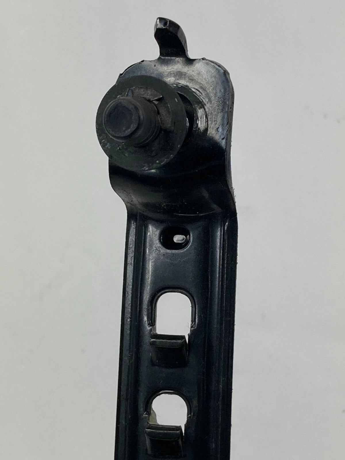 2006-2010 DODGE CHARGER FRONT LEFT DRIVER SIDE SEAT BELT ADJUSTER 04649125AB OEM