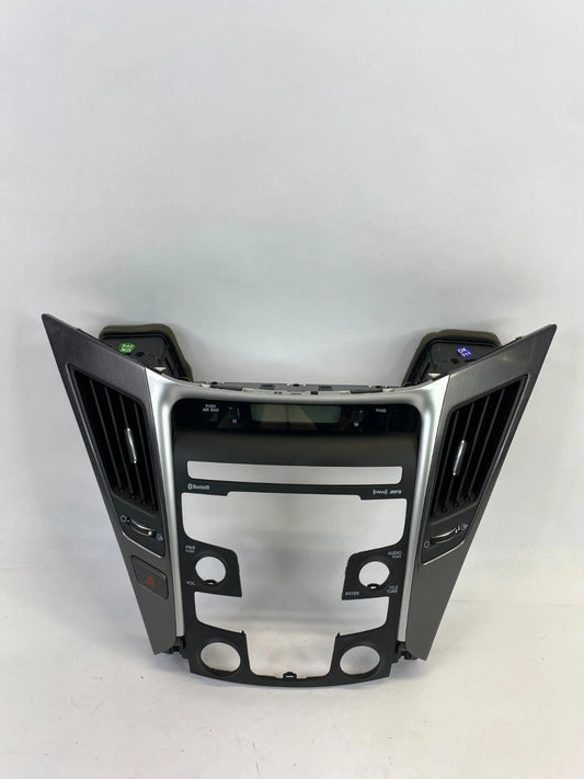 11-14 HYUNDAI SONATA CENTER DASH RADIO CLIMATE CONTROL BEZEL W/AIR VENTS & CLOCK