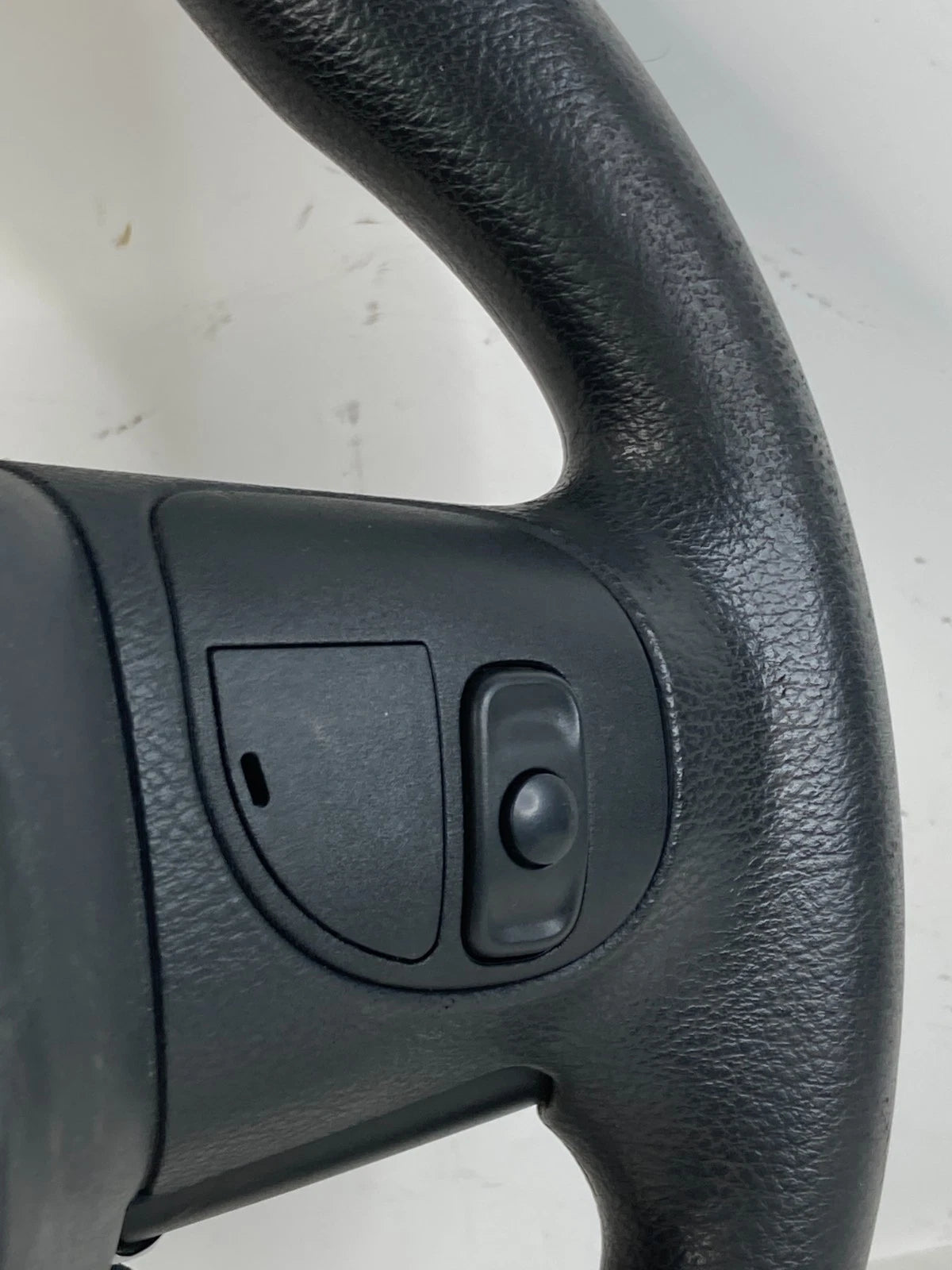 2015-2017 CHRYSLER 200 DRIVER STEERING WHEEL W/CRUISE & AUIDO CONTROL SWITCH OEM