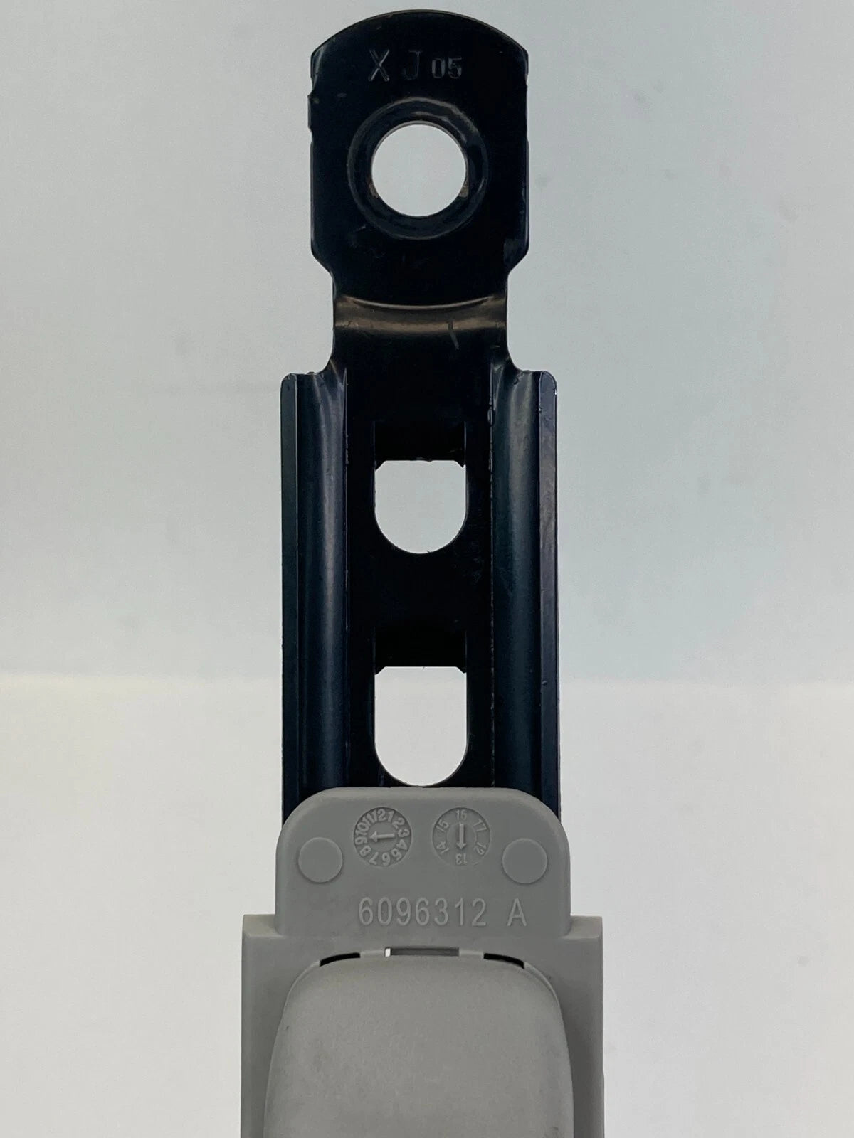 2013-2017 NISSAN JUKE FRONT RIGHT PASSENGER SIDE SEAT BELT HEIGHT ADJUSTER OEM