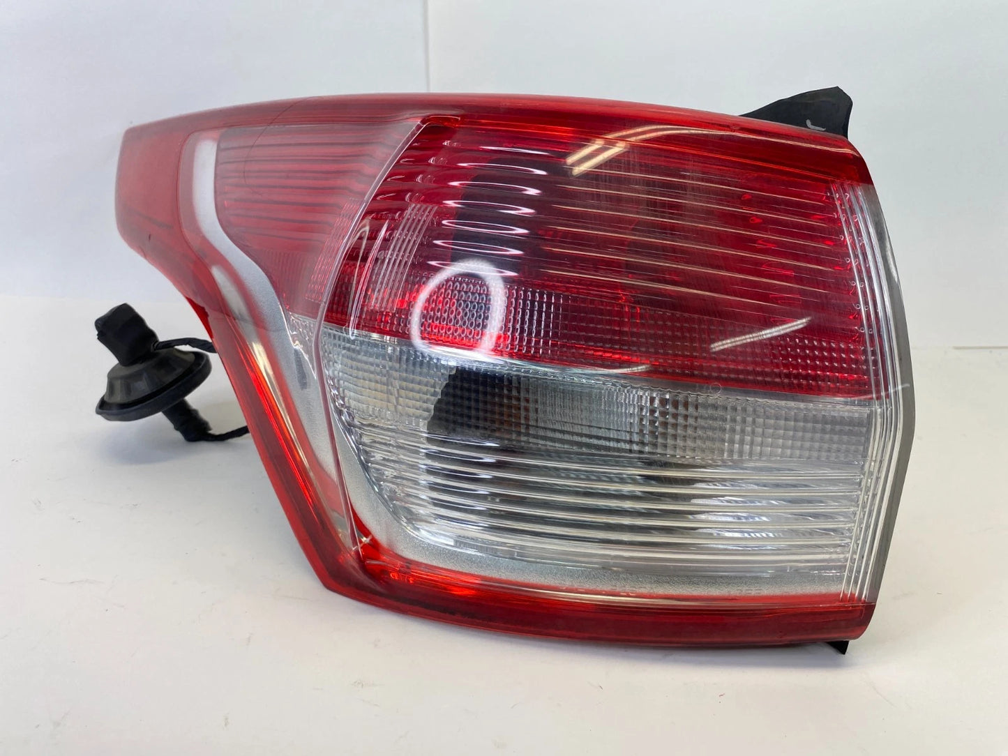 2013-2016 FORD ESCAPE LEFT REAR OUTER TAILLIGHT LAMP ASSY CJ54-13405-A OEM