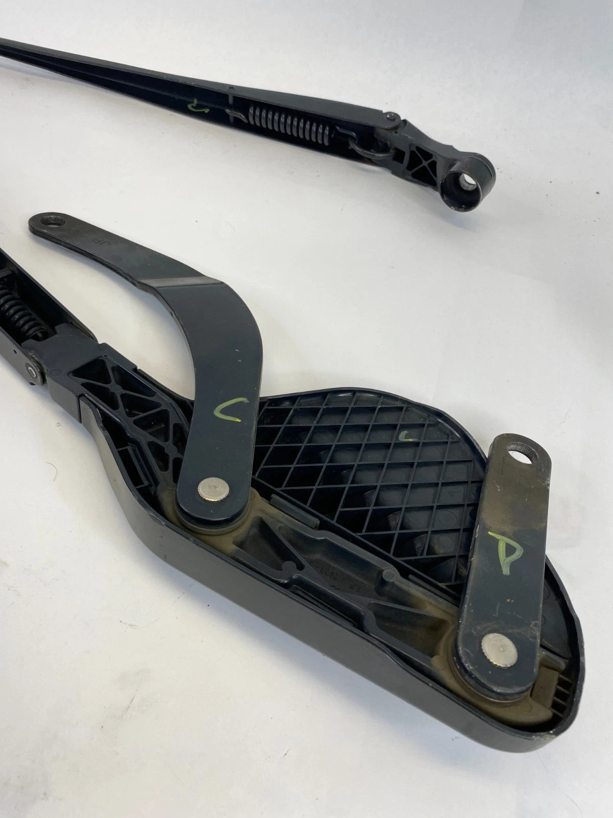 2010-2015 TOYOTA PRIUS FRONT WINDSHIELD WIPER ARMS LEFT AND RIGHT PAIR OEM