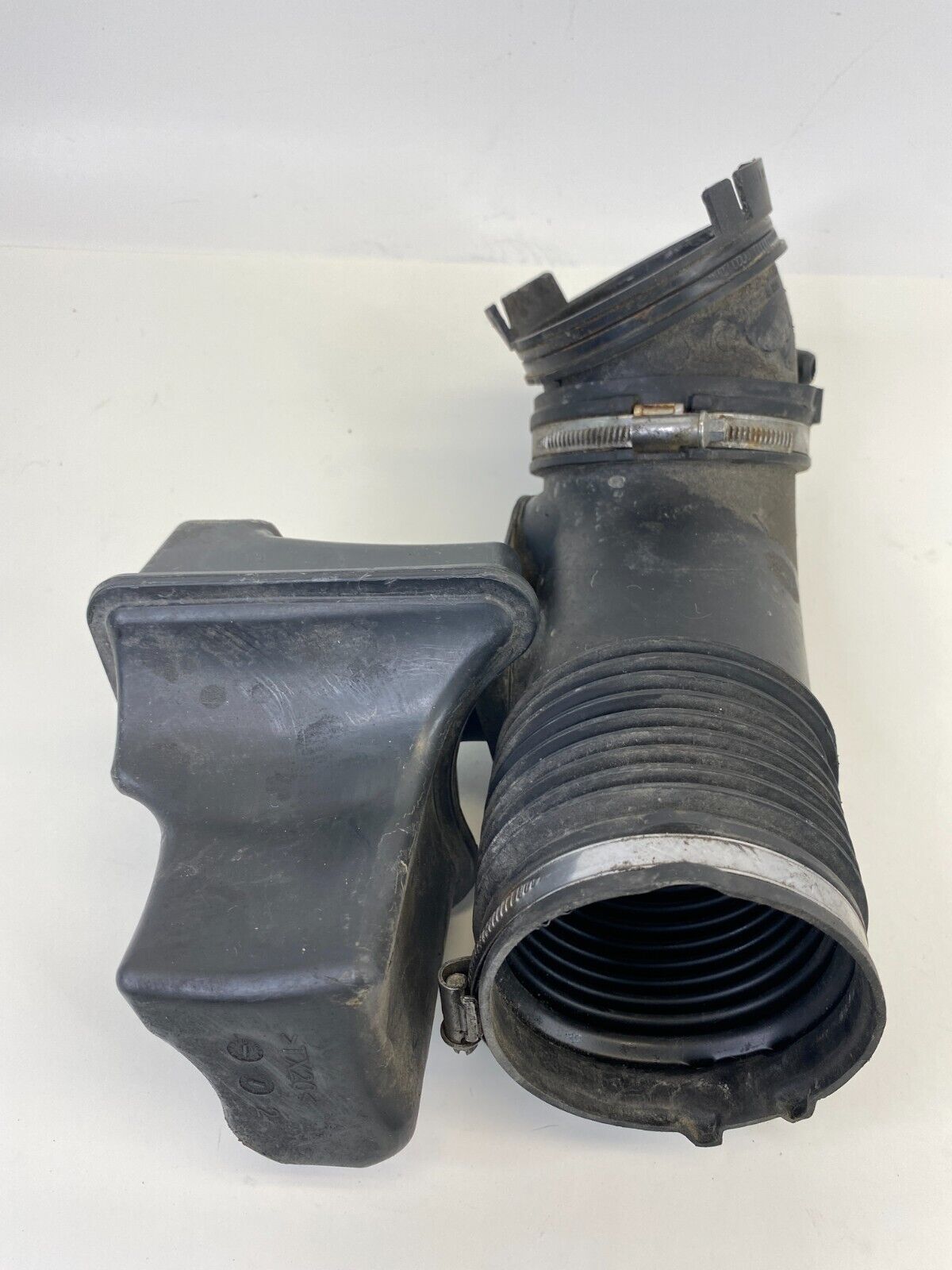 2007 2008 BMW 328xi 07-13 328i Sedan Air Intake Hose Duct Tube 1371-7536004-05