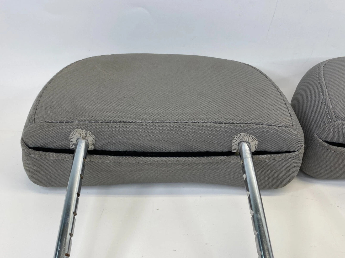 2008-2010 SATURN VUE REAR SEAT HEADREST HEAD REST LEFT & RIGHT PAIR SET OEM