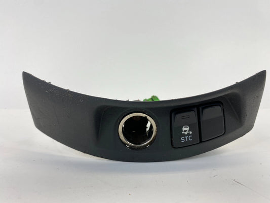 04-07 VOLVO S40 CENTER CONSOLE TRACTION SWITCH POWER OUTLET W/ BEZEL 8685380 OEM