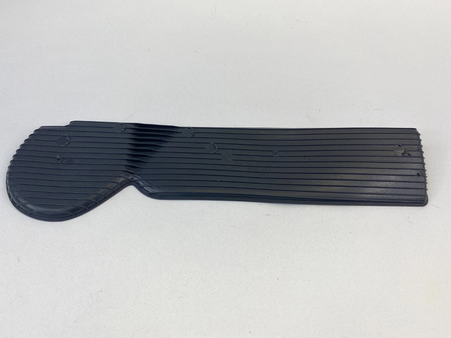 06-10 VW VOLKSWAGEN PASSAT FRONT RIGHT DOOR PANEL MAT LINER RUBBER 3C1-868-134