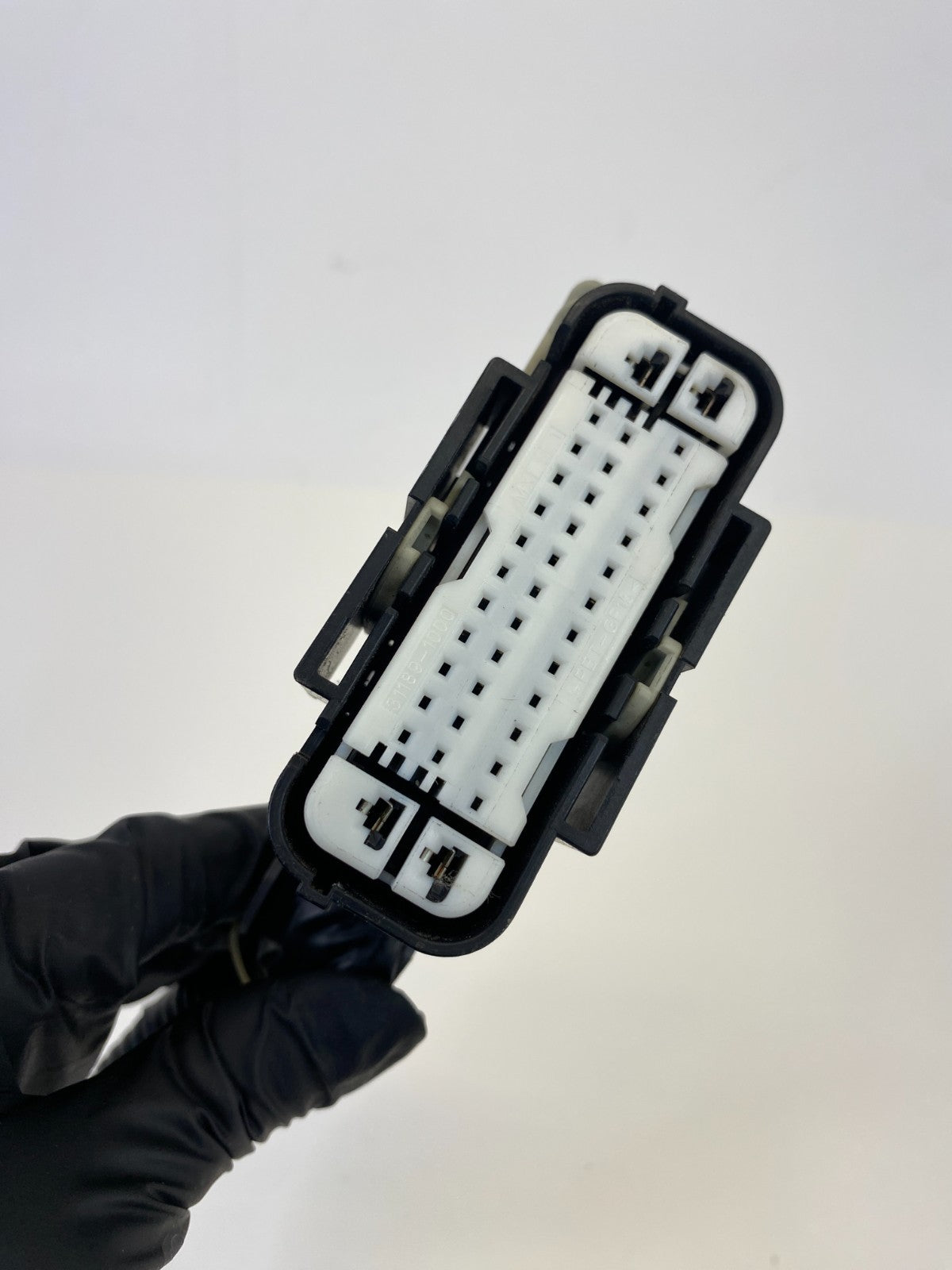 2009-2011 Jaguar XF 4.2L A/T RWD ABS Anti Lock Brake Pump Socket Plug Connector