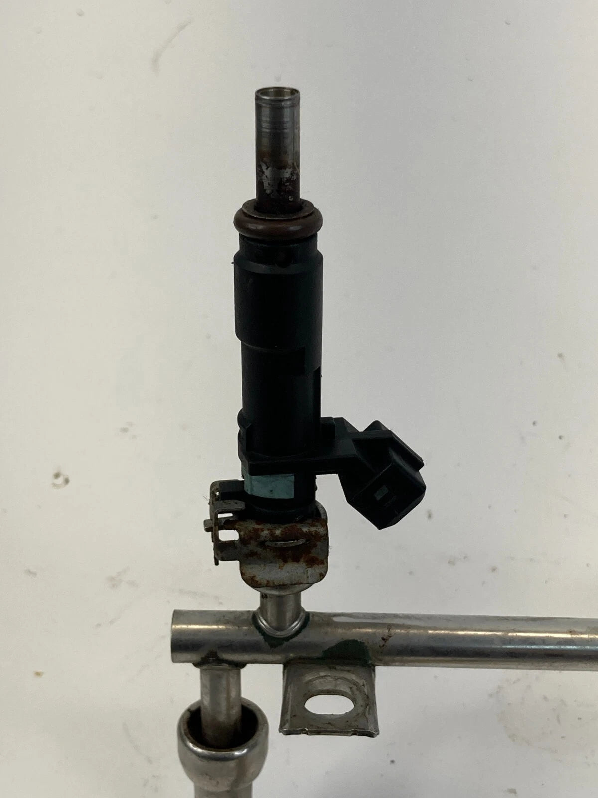 2012-2018 CHEVROLET SONIC 1.8L L4 ENGINE FUEL INJECTION RAIL W/ INJECTORS ASSY