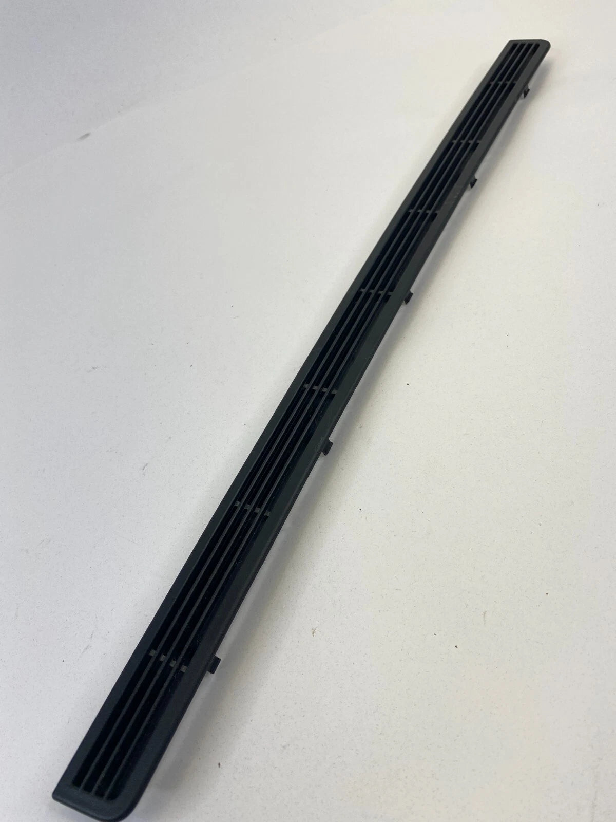 06-10 MERCEDES-BENZ R350 REAR RIGHT QUARTER PANEL TRUNK AIR VENT DEFROST TRIM
