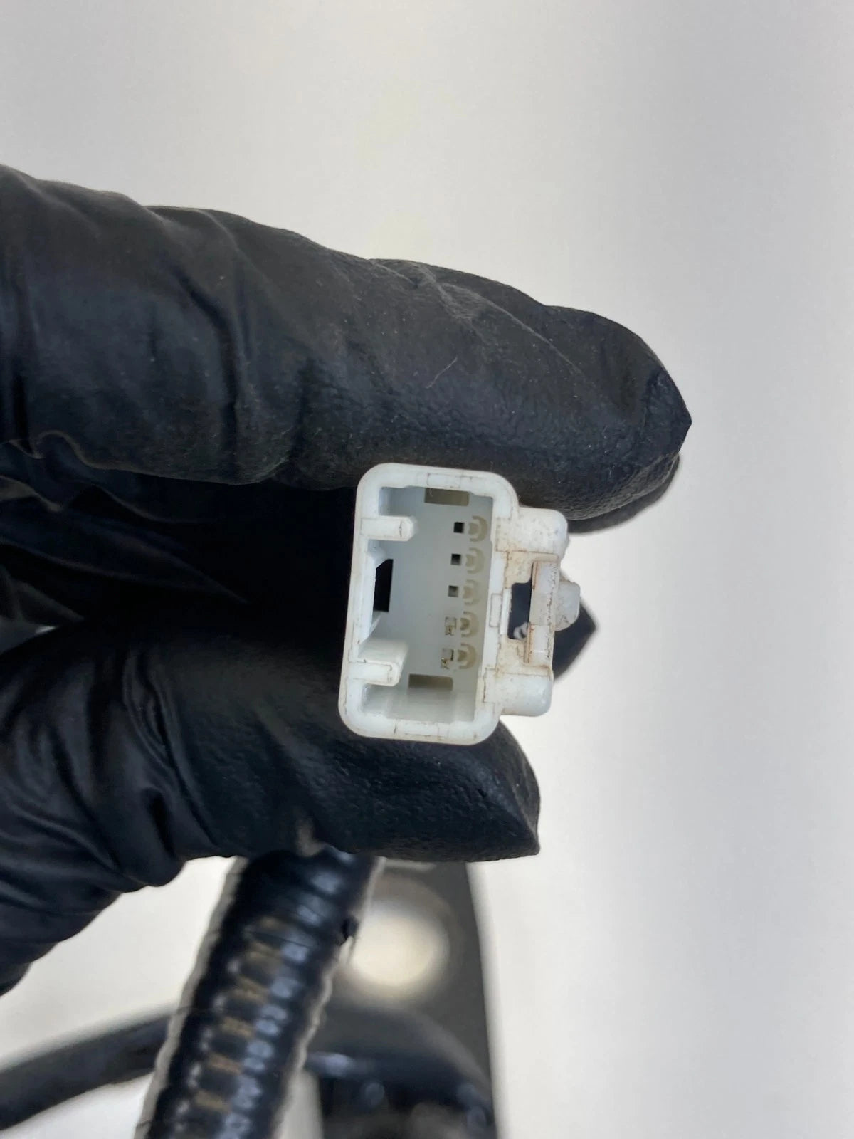 2004-2009 LEXUS RX330 RX350 FRONT LEFT SIDE SEAT BELT BUCKLE GRAY E067902 OEM