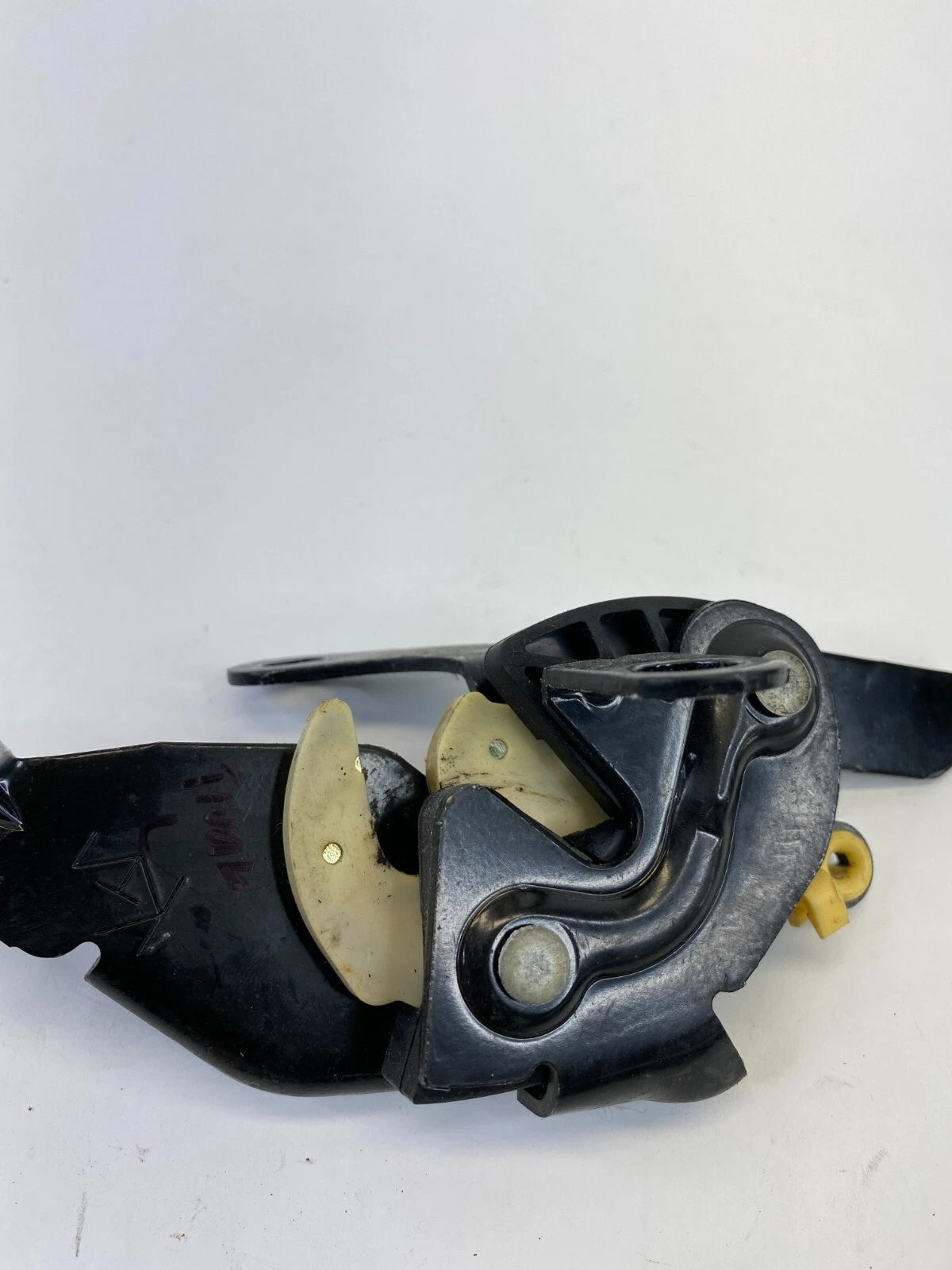 2000 00 GMC YUKON LEFT SIDE BACK DOOR REAR TRUNK LOCK LATCH ASSEMBLY OEM