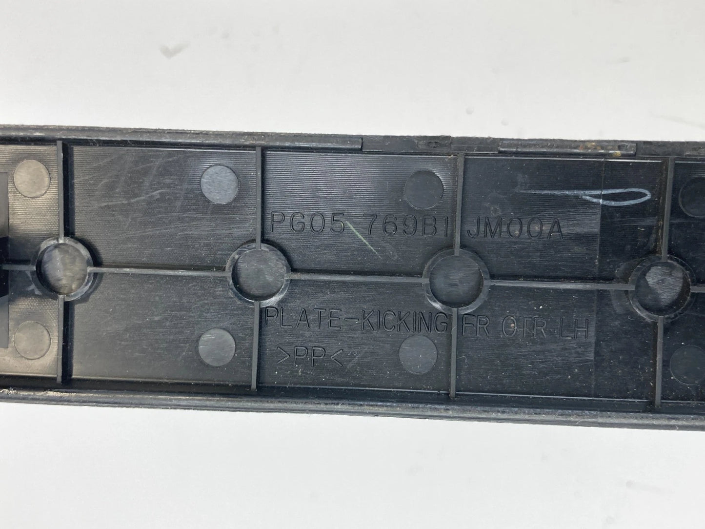 2008-2013 NISSAN ROGUE FRONT LEFT SIDE DOOR SILL SCUFF PLATE STEP 769B1-JM00A