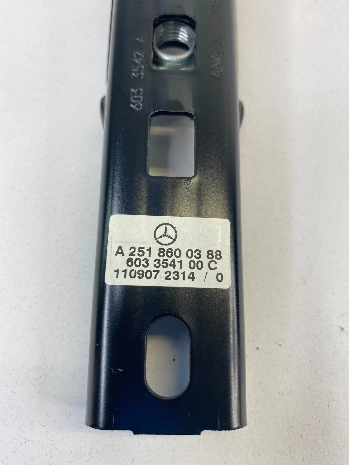 2006-2012 MERCEDES-BENZ R350 FRONT RIGHT SEAT BELT HEIGHT ADJUSTER 2518600388