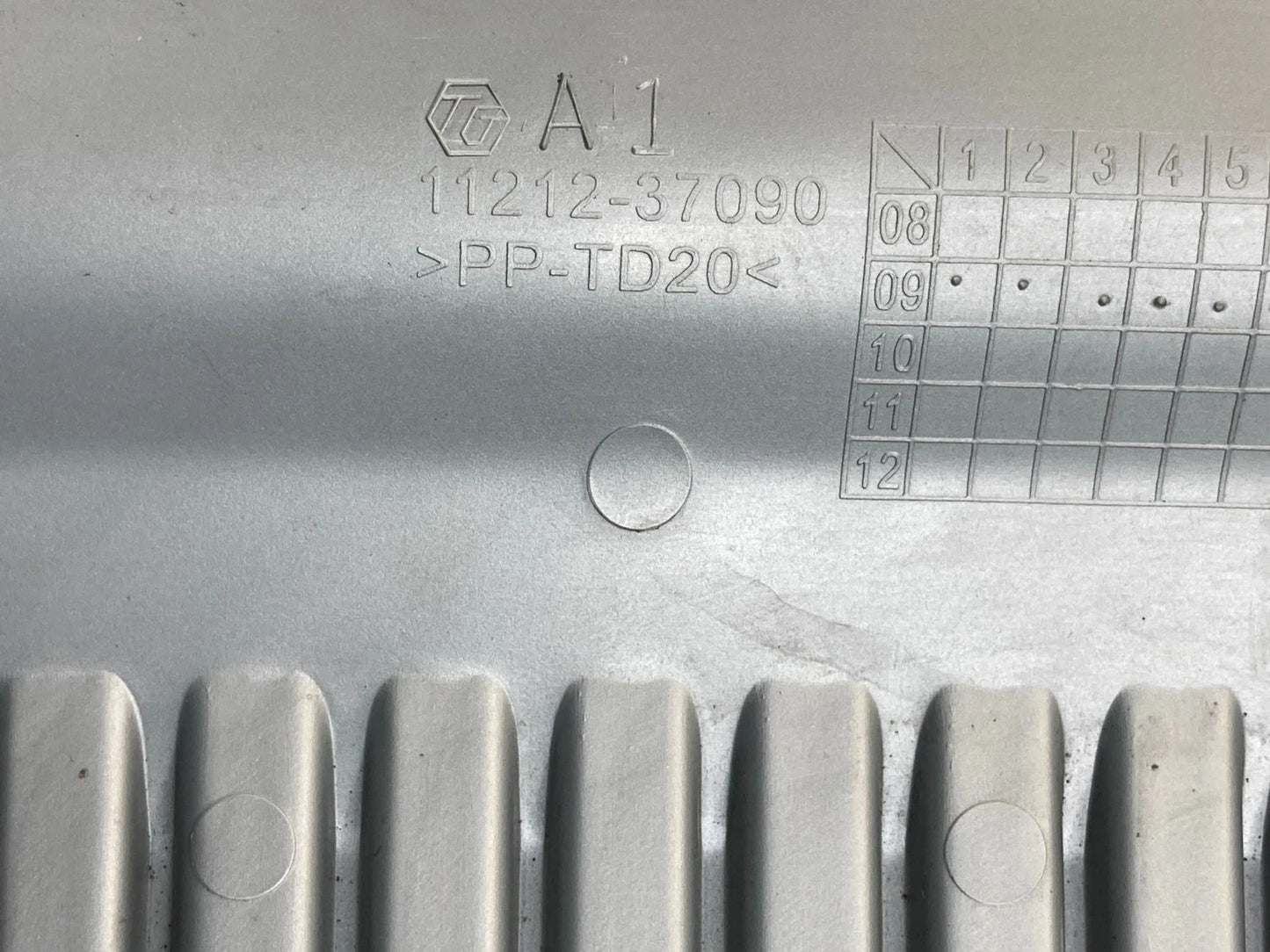 2010-2015 TOYOTA PRIUS 1.8L L4 HYBRID ENGINE COVER TOP PANEL TRIM 1121237090 OEM