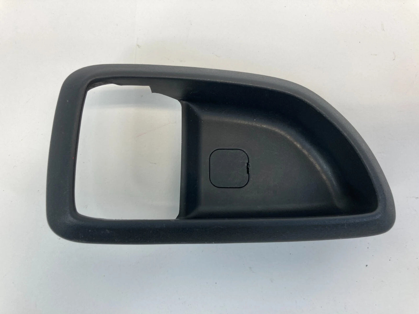 10-13 KIA SOUL FRONT RIGHT SIDE INNER DOOR HANDLE COVER BEZEL TRIM 82611-2K100