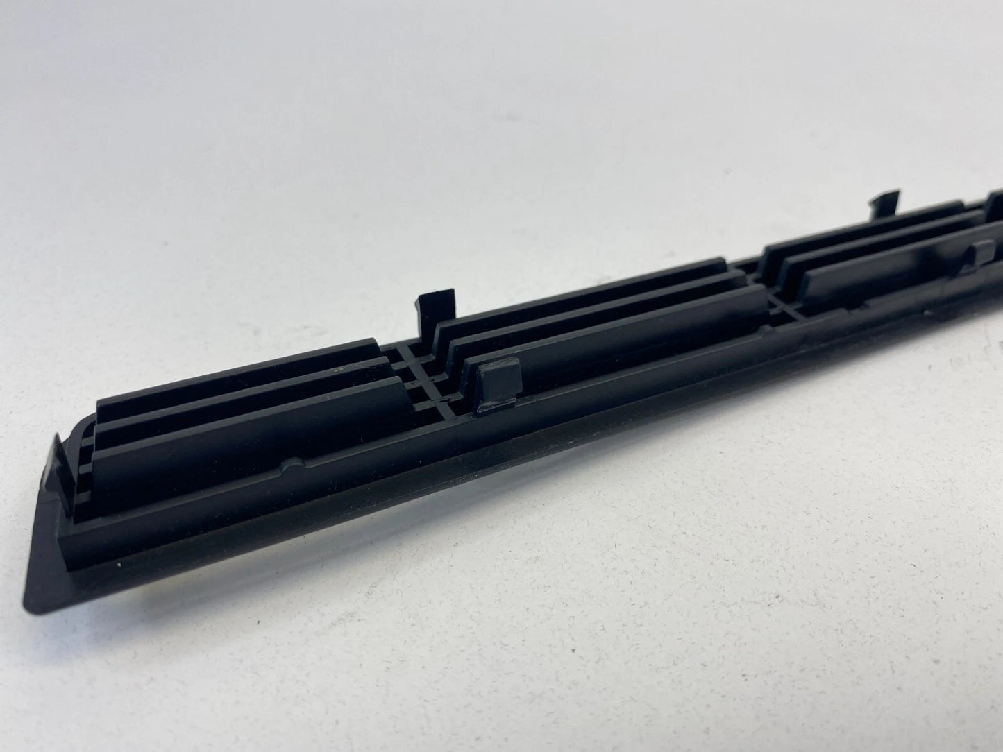 06-10 MERCEDES-BENZ R350 REAR RIGHT QUARTER PANEL TRUNK AIR VENT DEFROST TRIM