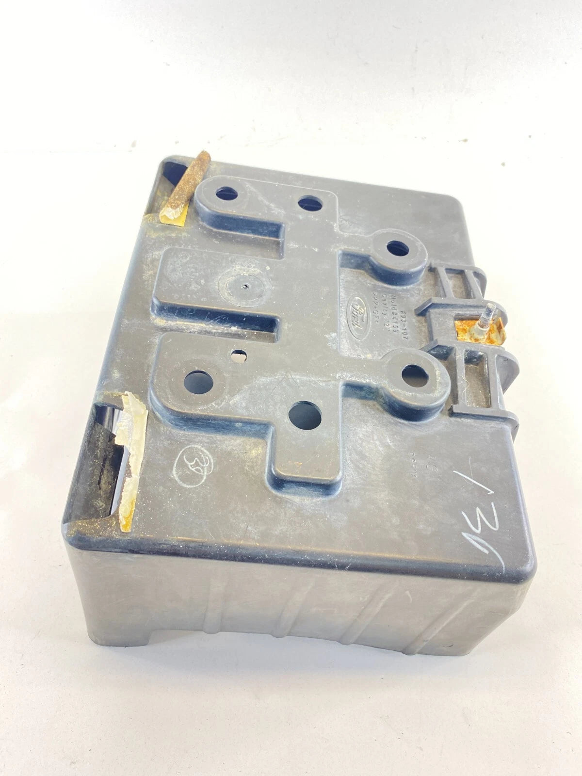 2005 2006 2007 FORD FIVE HUNDRED SEDAN BATTERY TRAY HOLDER BOX BRACKET OEM