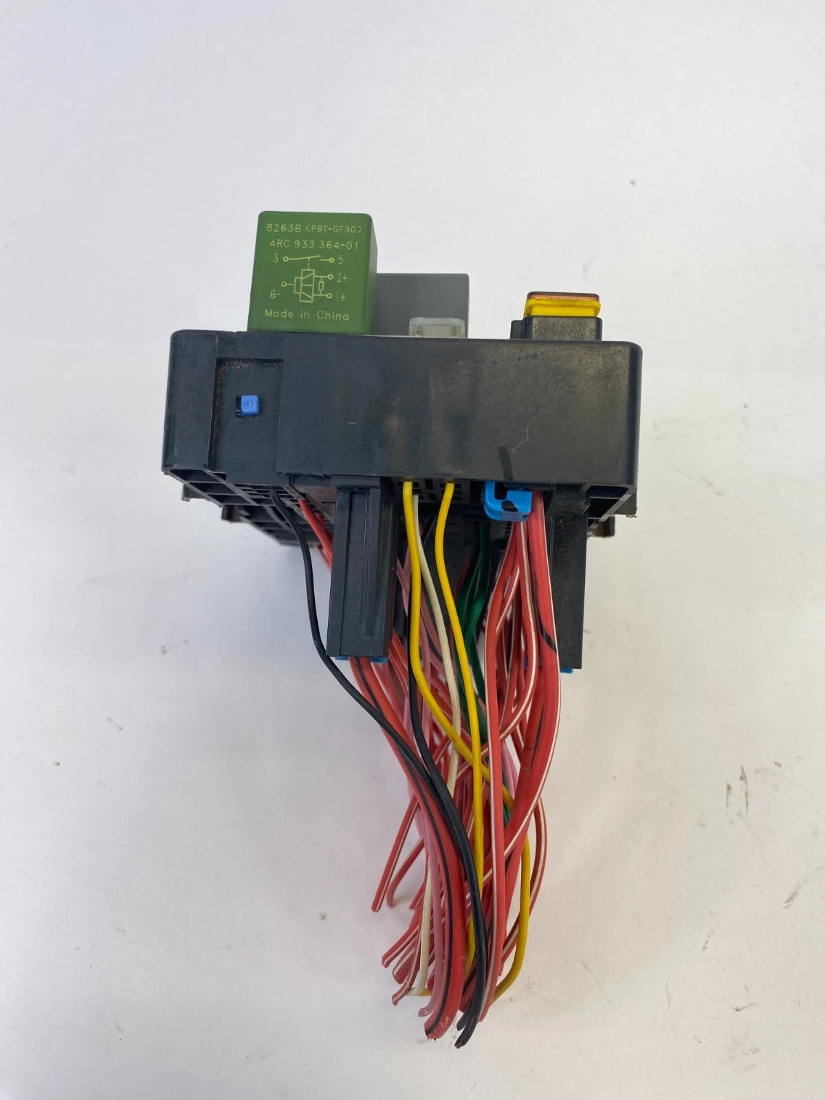 2010-2015 CHEVROLET EQUINOX 2.4L AT INTERIOR UNDER CABIN FUSE RELAY BOX 13717824