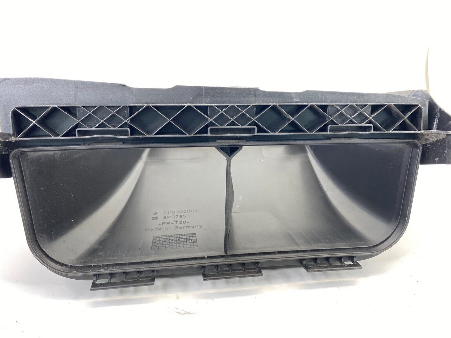 2006 Mercedes-Benz CLS500 Air Intake Duct Filter Box Housing Cover 211-817-25-20