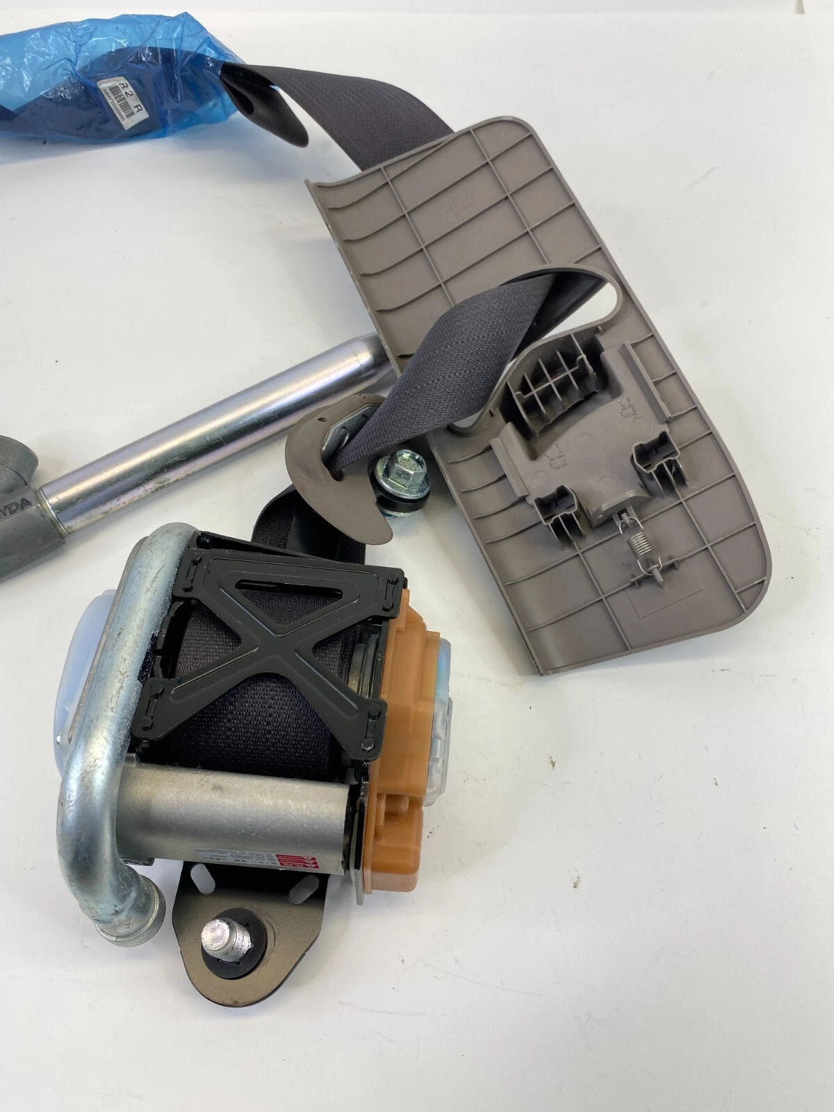 2010-2015 HYUNDAI TUCSON FRONT RIGHT SEAT BELT PASSENGER RETRACTOR 2S506MBS OEM