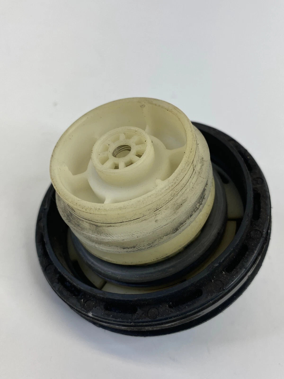 1999 2000 CADILLAC ESCALADE 5.7L FUEL TANK FILLER GAS LID COVER CAP ASSEMBLY OEM