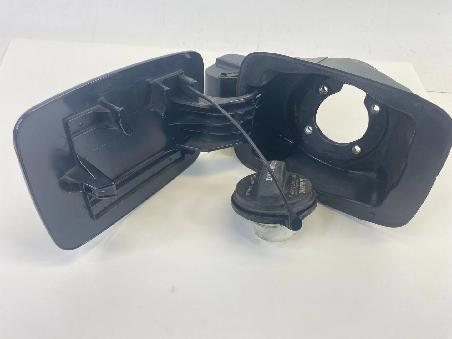 2011-2015 Hyundai Sonata Fuel Filler Door Gas Lid Cover w/ Cap 69510-3S000 OEM