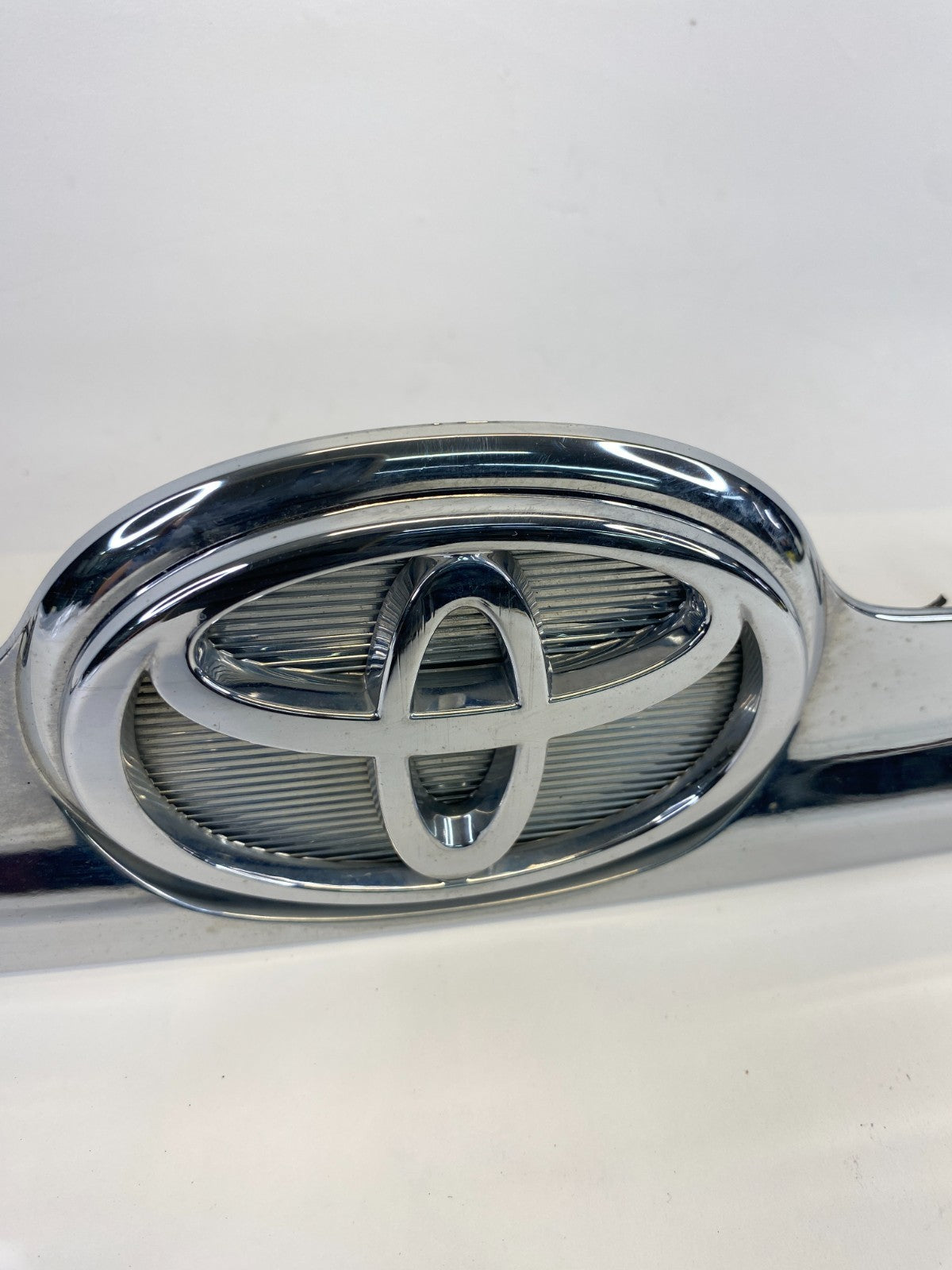 2003 2004 Toyota Avalon Rear Trunk Lid Molding Handle Garnish 76801-07010 OEM