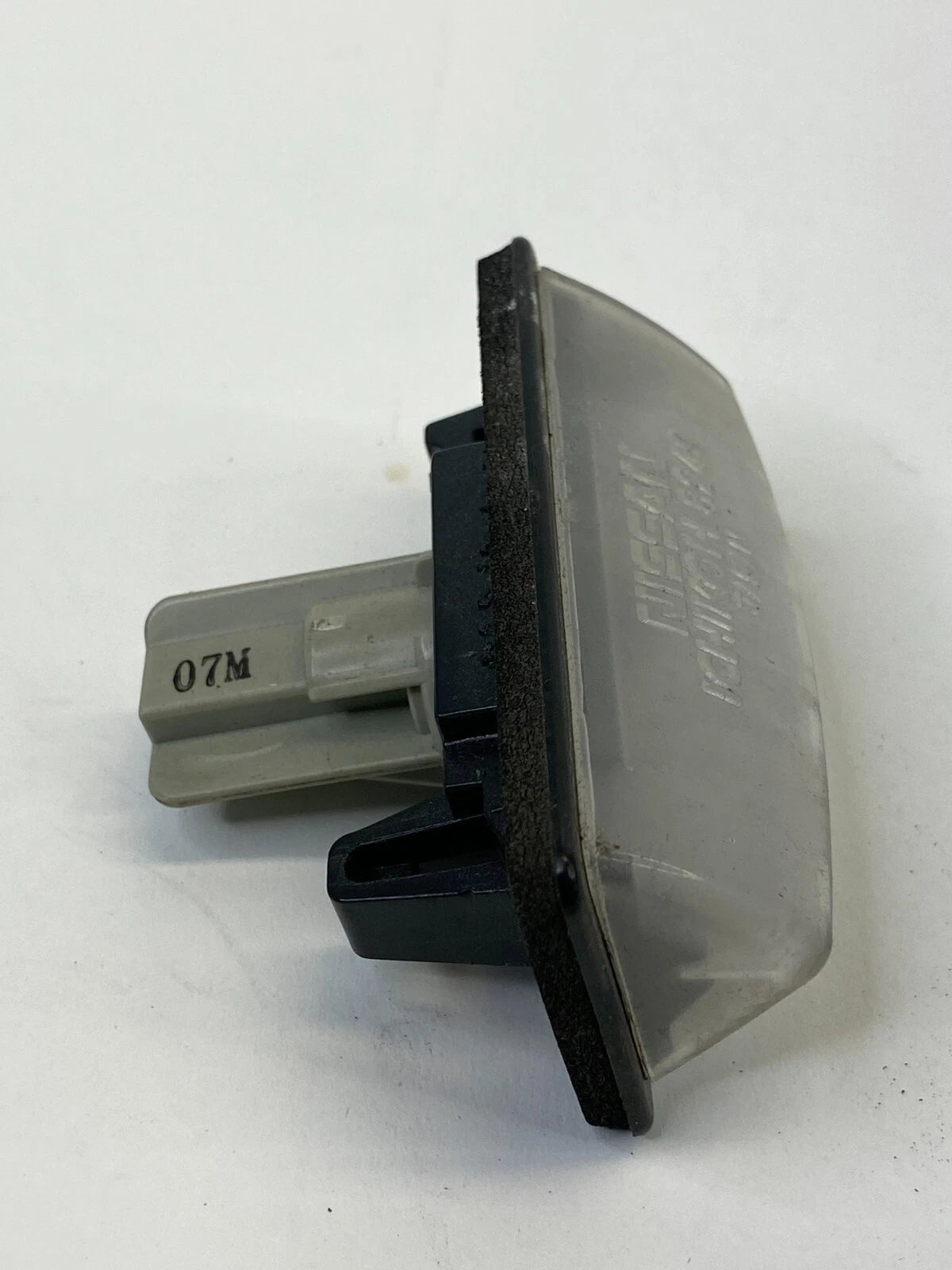 2008-2013 NISSAN ROGUE REAR TRUNK LICENSE PLATE LIGHT LAMP ASSEMBLY I090037 OEM